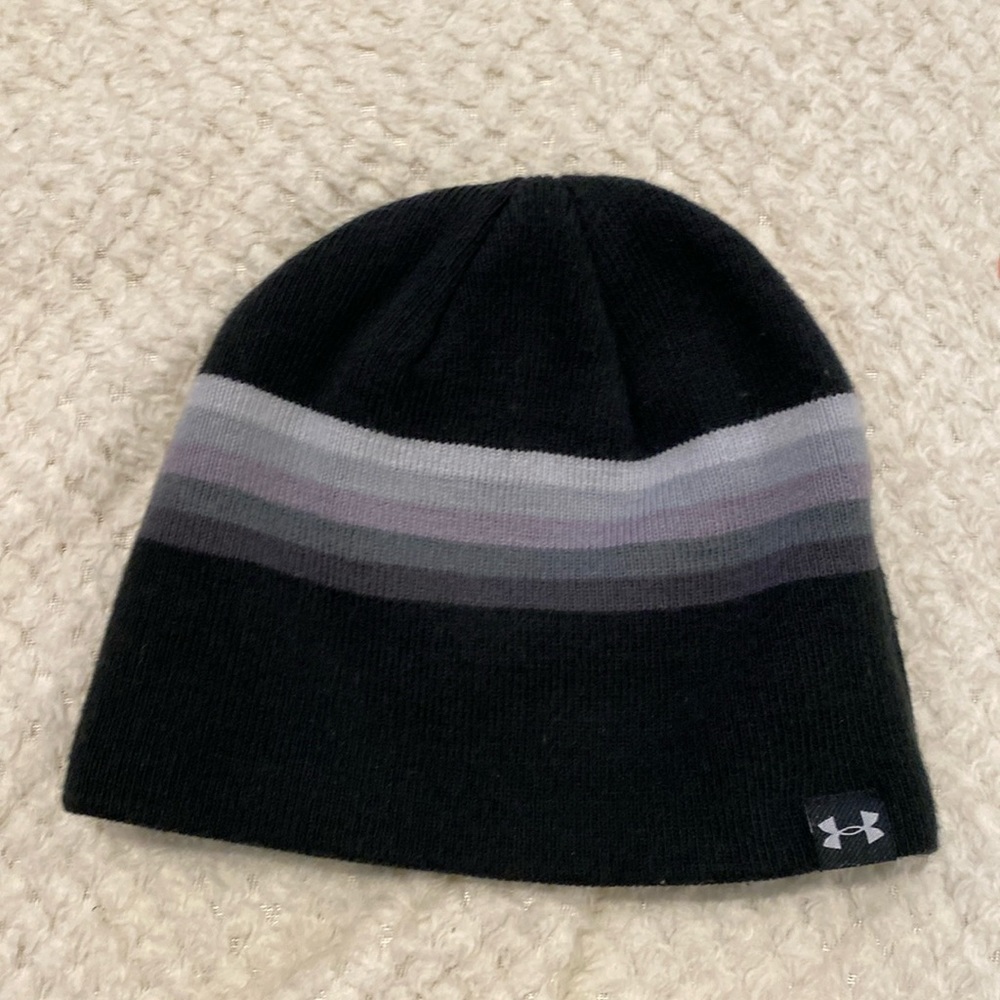 Youth black Under Armour beanie